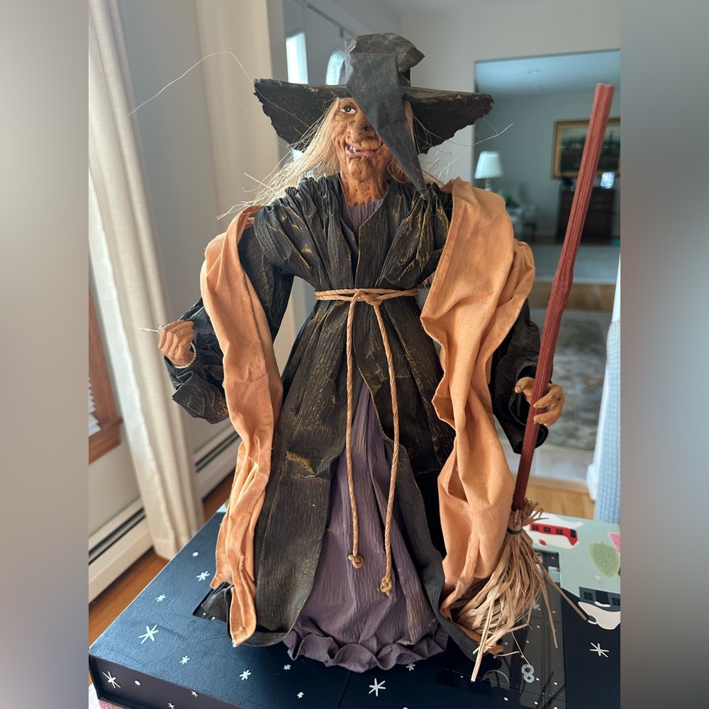 Vtg papier-mâché Halloween Witch handcrafted 19 inches tall perfect centerpiece